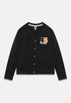 Cárdigan abotonado de color gris oscuro con mangas largas y un parche colorido que dice "55 BON*ON" en el lado izquierdo del pecho.