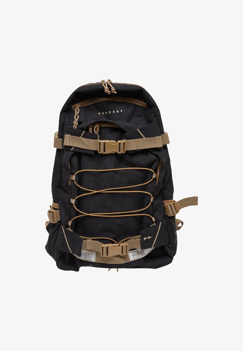 Fekete hátizsák texturált anyagból, tetején cipzárral, állítható pántokkal és barnás fém kiegészítőkkel. Rugalmas zsinórokkal és hálós oldalsó zsebekkel rendelkezik.