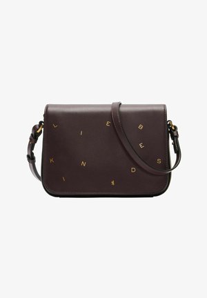 Bolso cruzado de cuero burdeos con letras doradas grabadas, correa ajustable y textura suave. Presenta una forma estructurada y bordes limpios.