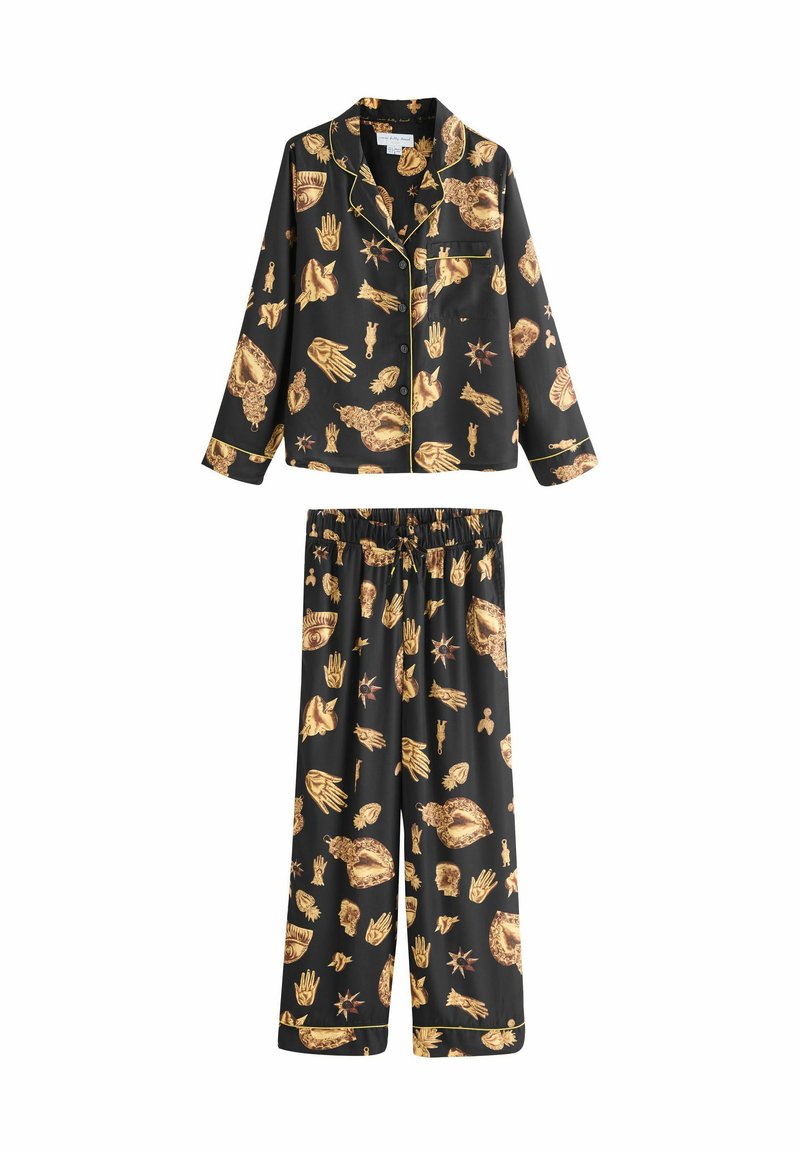 Set de pijamale negre cu modele aurii de mâini, ochi și coroane. Bluza are guler și buzunar; pantalonii au talie elastică.
