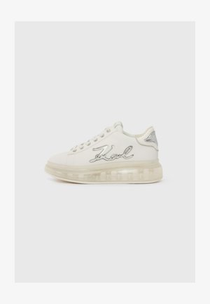 Hvid sneaker med gennemsigtig sål, sølvdetaljer og "Karl" broderet på siden. Rund tå og snørresystem.