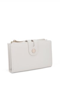 Portafoglio bianco testurizzato con chiusura a zip, forma rettangolare, flap con bottone a scatto e un accento metallico sul fronte.