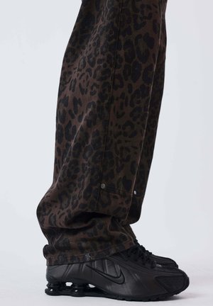 Project X Paris, PANTALON EN DENIM IMPRIMÉ LÉOPARD STYLE CHARPENTIER - Jean Carpenter - noir