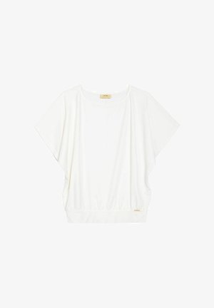 Biały top z krótkim rękawem o luźnym kroju, elastycznym obszyciu i gładkiej fakturze. Posiada subtelną metkę marki w lewym dolnym rogu.
