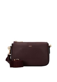 Bordová kožená crossbody taška se zlatými doplňky, se zipovým uzávěrem a odnímatelným textilním popruhem. Texturovaný povrch s jemným brandingem.