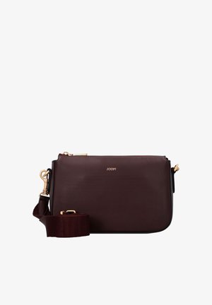 Borsa a tracolla in pelle marrone bordeaux con dettagli in oro, dotata di chiusura con zip e tracolla in tessuto rimovibile. Superficie texture con branding sottile.