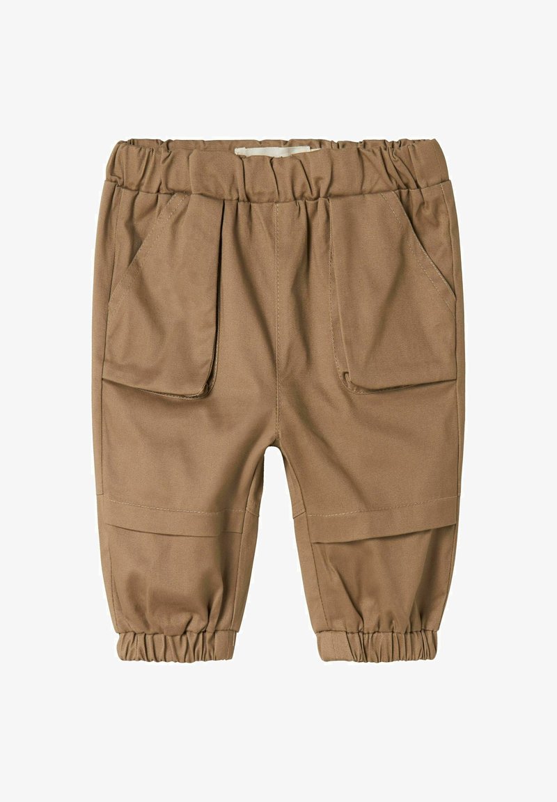 Smeđe pamučne hlače s elastičnim pojasom, koje imaju dva prednja džepa i sužene nogavice. Tkanina ima glatku, mat teksturu.