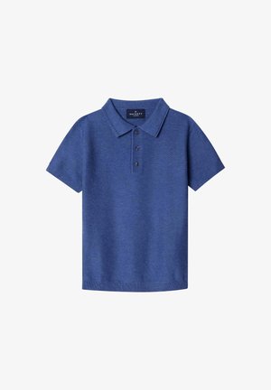 Polo azul de manga corta hecho de tela de punto texturizada. Presenta un cuello apuntado y tres botones negros en el cuello.