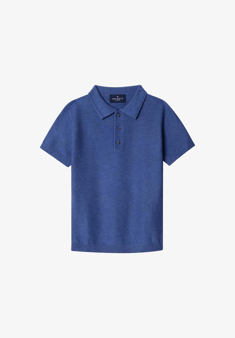 Polo azul de manga corta hecho de tela de punto texturizada. Presenta un cuello apuntado y tres botones negros en el cuello.