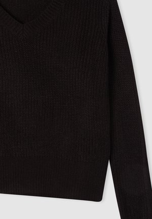 Czarny, dziany sweter z dekoltem w kształcie litery V. Posiada długie rękawy i ściągacz w pasie. Tekstura wydaje się gruba i ciepła.