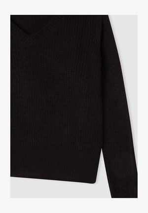 Maglione nero a maglia con scollo a V. Presenta maniche lunghe e cintura a costine. La texture appare spessa e calda.