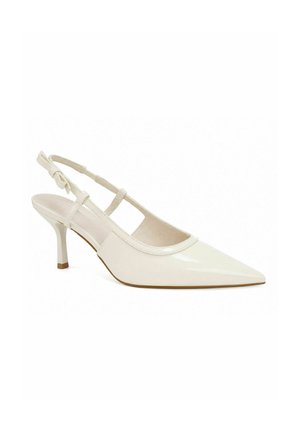 Witte lakleren slingback schoen met puntige neus, midhoge stiletto hak en verstelbare riem.