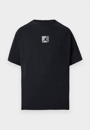 Tricou negru din bumbac cu mâneci scurte, având un logo grafic pătrat în argintiu și albastru în centru. Guler clasic rotund.