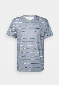 Camiseta atlética gris con cuello en V, que presenta franjas horizontales verdes y blancas, hecha de una tela ligera con una textura suave.