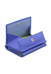 Portafoglio in pelle viola con finitura texturizzata, dotato di un interno azzurro chiaro e dettagli verdi. Include una chiusura a scatto e diversi scomparti.