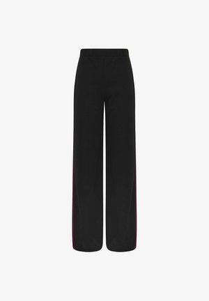Schwarze weit geschnittene Hose mit elastischem Bund. Merkmale kontrastierende lila seitliche Streifen. Glatte Textur, leichtes Material und lockere Passform.