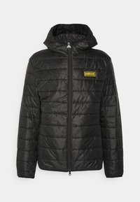 Černá péřová bunda s kapucí, prošívaný design, zipový přední uzávěr a malé žluté logo Barbour International na levé hrudi.