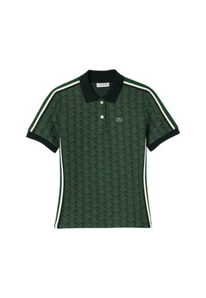 Polo vert présentant un motif géométrique, avec un col sombre contrastant et des rayures blanches sur les côtés. Boutons et logo sur la poitrine.