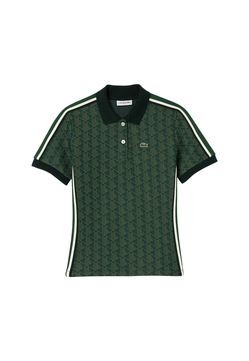 Zielona koszulka polo z geometrycznym wzorem, z kontrastującym ciemnym kołnierzykiem i białymi paskami po bokach. Guziki i logo na klatce piersiowej.