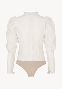 Biały body z bufkami, teksturowanym kwiatowym wzorem, wysokim dekoltem i beżowym dołem; posiada zamek błyskawiczny z tyłu i elastyczne akcenty.