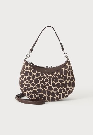 Sac à main à motif girafe marron et beige, forme incurvée, accents en cuir, poignée supérieure, bandoulière détachable et fermeture éclair.