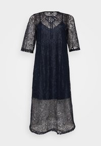 Mørkeblå blondkjole med korte ermer, med en knytning ved halsen og intrikate blomsterdesign. Gjennomsiktig stoff for en lagdelt effekt.
