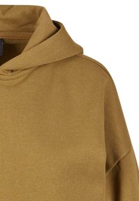 Haut à capuche marron avec une texture douce, doté d'une capuche à cordon de serrage et de larges manches. Le tissu semble lisse et durable.