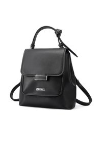 Zaino in pelle nera con pattina, spallacci regolabili, tasca frontale e accessori in argento. Texture liscia con un design minimalista.