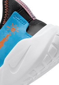 Scarpa Nike con tomaia blu e grafica arancione, dettagli neri, suola bianca e motivi testurizzati sulla superficie.