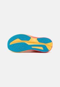 HOKA MACH 6 UNISEX - Cestná bežecká obuv - poppy/squash