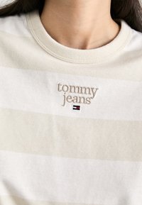 Tommy Jeans LOGO TEE - T-shirt print - off white/beige