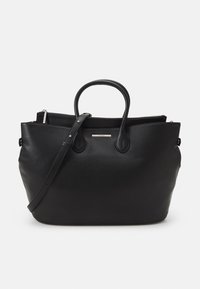 Černá kožená taška přes rameno s dvojitými uchy a odnímatelným ramenním popruhem. Má zipové zavírání a kovový prvek na přední straně.