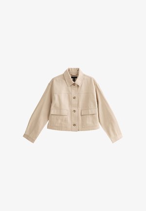 Beige korte jas met lange mouwen, kraag, knoopsluiting aan de voorkant en twee grote voorzakken met kleppen.