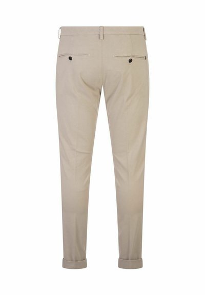 Pantaloni beige con una vestibilità su misura, dotati di due tasche posteriori con chiusura a pulsante nero, texture liscia e orli arrotolati alla caviglia.
