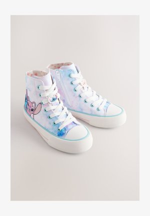 Vysoké tenisky v bielej a pastelovo modrej farbe s prúžkovaným tie-dye vzorom a potlačou animovanej postavičky na boku, s bielymi gumovými podrážkami.
