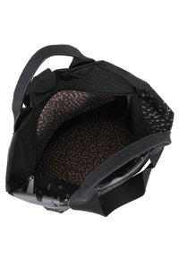 Bolsa de tela negra con cremallera, que presenta un interior texturizado en tonos oscuros con un patrón a lunares. Manijas resistentes y acentos en contraste visibles.
