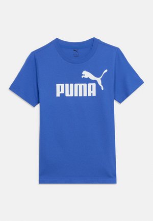 Μπλε κοντομάνικη μπλούζα με στρογγυλή λαιμόκοψη, με λευκό λογότυπο Puma και γραφικό με άλμα πάνθηρα στο κέντρο του στήθους.