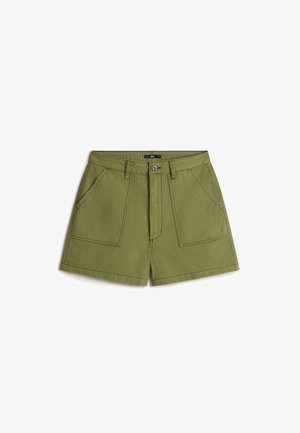 Pantalones cortos de algodón verde oliva con botón y cremallera delanteros, dos grandes bolsillos parche delanteros y trabillas para cinturón.
