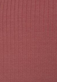 Tissu texturé en rouge profond avec un motif à côtes verticales, mettant en avant un matériau doux et tissé avec des détails subtils.