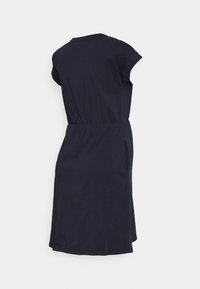 Vestido azul marinho, de manga curta, com cintura ajustada, comprimento até o joelho, faixa elástica na cintura e bolsos laterais. Tecido de algodão suave, design liso.