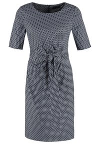 Robe bleu marine à manches courtes, avec un motif géométrique blanc, une taille cintrée ornée d'un nœud, et une jupe longueur genou.