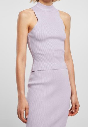 Světle fialový žebrovaný bezramínkový top s vysokým límcem a odkrytými rameny. Materiál má hladkou texturu a přiléhavý střih.