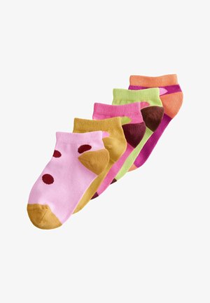 Cinq paires de chaussettes basses colorées dans des tons rose, orange, vert et marron, disposées en éventail.