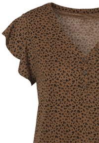 Bruine top met korte mouwen, voorzien van een luipaardprint, v-hals, vier knopen aan de voorkant en gerimpelde mouwranden. Zacht katoenen mix stof.