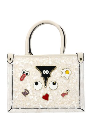 Geantă albă cu paiete transparente, decorată cu ace de siguranță printre care ochi, inimă, ou prăjit și cuvintele „Nu” și „Da!” în fonturi colorate.