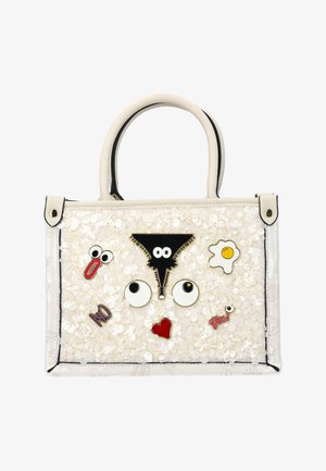 Biała torebka z przezroczystymi cekinami, ozdobiona przypinkami w tym oczami, sercem, jajkiem sadzonym oraz słowami „Nie” i „Tak!” w kolorowych czcionkach.