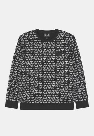 Sweat-shirt noir à manches longues avec un motif intégral blanc de logo EA7 et aigle, et une petite poche poitrine sur le côté gauche.
