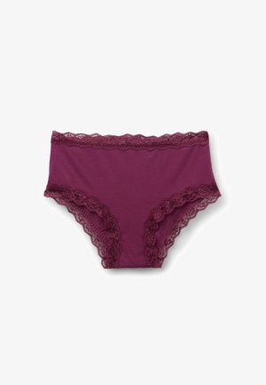 Fioletowa bawełniana bielizna z dekoracyjną koronką wzdłuż pasa i otworów na nogi. Pełna konstrukcja zapewniająca zakrycie z falbaniastymi brzegami koronki.