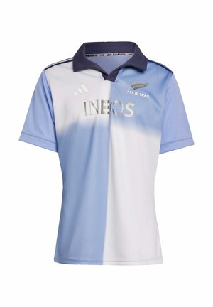 Lyseblå og hvid trøje med korte ærmer, en marineblå krave og "INEOS" logo; har en falmønster og "All Blacks" branding.