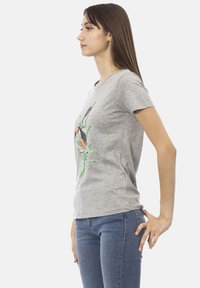 Grijze katoenen t-shirt met korte mouwen featuring een kleurrijke toekan en bladeren grafiek aan de voorkant. Slim fit ontwerp, ronde halslijn.